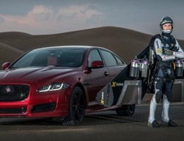 La sfida di ''Jetman'' contro una Jaguar nel deserto di Dubai (video)