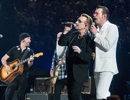 Gli Eagles of Death Metal con gli U2 dicono grazie Parigi