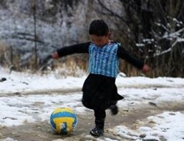 Bimbo afghano con la busta trasformata in maglietta vedrà Messi