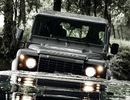 Addio Land Rover Defender, esce di produzione un'icona inglese (video)