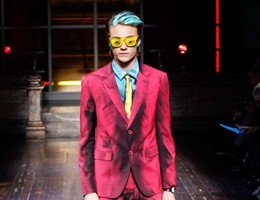 Moda Londra, uomo a colori di Moschino diventa opera d'arte (video)