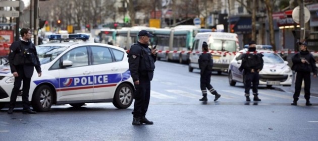 Uomo ucciso a Parigi, immagini esclusive davanti a Commissariato. Parla il procuratore