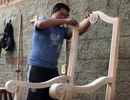 Agustin, artigiano messicano che costruisce sedia per Papa (video)