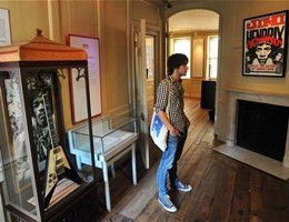 Tra cimeli e foto, a Londra apre la casa-museo di Jimi Hendrix (video)