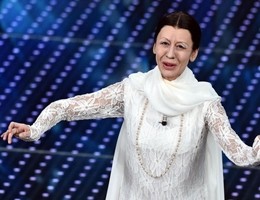 Virginia-Raffaele-imita-Carla-Fracci-a-Sanremo-2016_o_su_horizontal_fixed