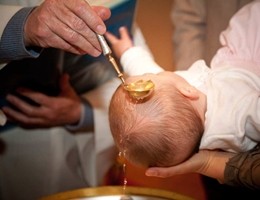 Parroco battezza figlie di coppia gay nate con fecondazione in vitro