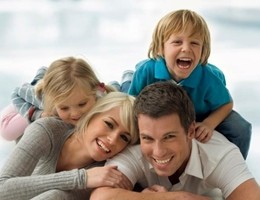 Società pediatria contro stepchild adoption: serve un padre e una madre. E scoppia la polemica