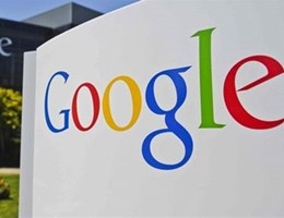 Google brevetta “l’auto appiccicosa” per salvare i pedoni investiti