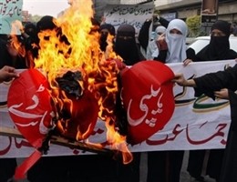 islamists-burning-valentines-in-pakistan-2