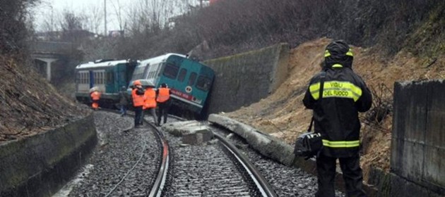 Maltempo, 2 morti in Calabria e in Veneto. Frana sui binari nel Biellese, deraglia treno