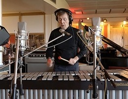 Paul McCartney scrive musica per Mojis di Skype