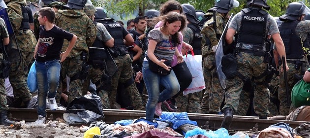 Migranti sfondano la barriera tra Grecia e Macedonia. Scontri al confine con la polizia