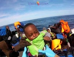 La Marina militare soccorre 600 migranti nello Stretto di Sicilia