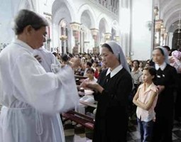 VIETNAM_-_suore_e_cattolici_a_messaok