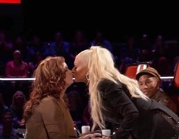 Bacio saffico tra Christina Aguilera e concorrente di The Voice