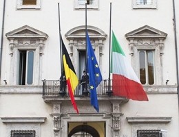 Strage Bruxelles, bandiere a mezz’asta a Palazzo Chigi. C’è anche quella del Belgio