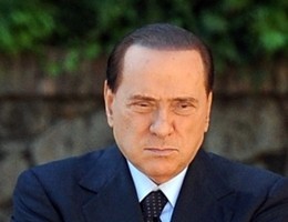 Altra botta per la salute di Berlusconi, si frattura due dita della mano