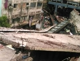 India, cavalcavia a Calcutta crolla su una strada e sulle auto