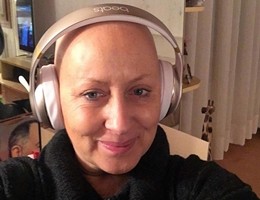 Carolyn Smith parla del suo tumore che sconfigge col sorriso