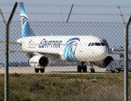 Dirottato aereo Egypt Air su Cipro: rilasciato italiano a bordo