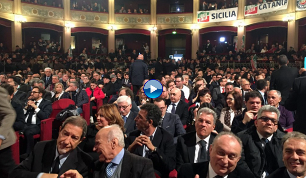 Berlusconi riparte da Palermo: il M5s infiltrato dai magistrati di sinistra. E Renzi avvia il regime