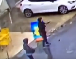 Il video delle due donne che attaccano posto polizia a Istanbul