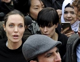 Immigrati, Angelina Jolie al porto del Pireo ressa ad Atene