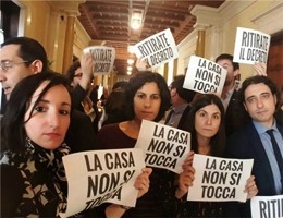 Protesta M5S alla Camera: "La casa non si tocca"