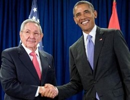 Cuba, la storica stretta di mano tra Obama e Raul Castro
