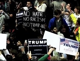 Centinaia protestano contro Trump: tensione e comizio annullato