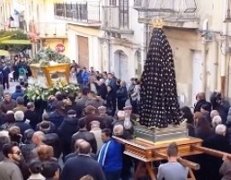 "Inchino" a boss nel Catanese, vescovo ferma le processioni. Una decina gli indagati