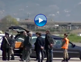 All'aeroporto di Pisa l'aereo con le salme di 4 studentesse morte in Spagna
