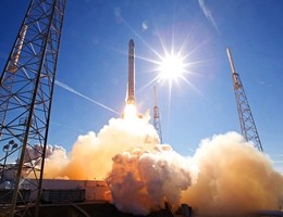 Space X lancia satellite per le telecomunicazioni dopo 4 rinvii