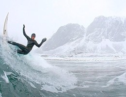 Brivido gelido con il surf estremo al Circolo Polare Artico