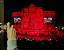 La Fontana di Trevi in rosso in ricordo dei martiri cristiani