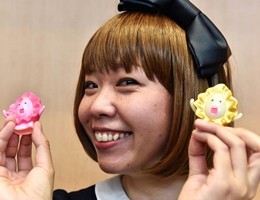 Giappone, artista condannata per atti osceni artista che scolpisce vagine