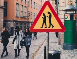 A Stoccolma cartello avverte: “Attenti a pedoni con smarthphone”