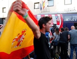 La festa dei tifosi spagnoli a Milano per la finale di Champions
