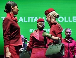 Dopo vent'anni Alitalia cambia look, ecco le hostess con la nuova divisa