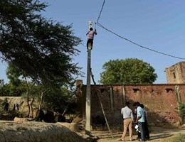 In India un villaggio riceve l'elettricità per la prima volta