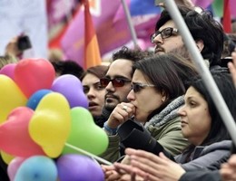 Unioni civili, la festa arcobaleno alla Fontana di Trevi