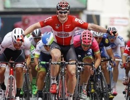 Giro d'Italia, Greipel vince la tappa e domani abbandona. Jungels in rosa