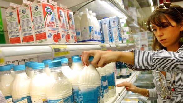 Il latte avrà l’etichetta d’origine, firmato il decreto. Martina: “Tappa storica per i produttori”