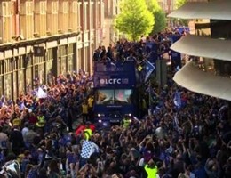 Marea umana in festa a Leicester per la parata della vittoria della squadra di Ranieri