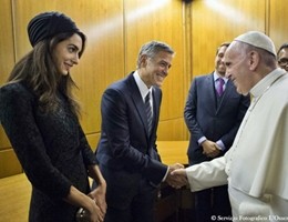 George Clooney, Richard Geere e Salma Hayek con Papa Francesco. E Bergoglio farà un libro