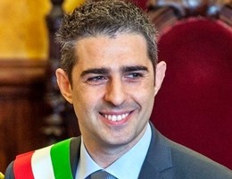 Indagato il sindaco M5S di Parma Pizzarotti, Pd all’attacco. Lui: atto dovuto