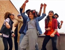 Ballavano a una festa “in modo indecente”, 99 frustate per 30 ragazzi in Iran
