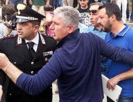 Salvini contestato in Calabria, fermato uomo con sassi e martello. "Niente fascisti a Rossano"