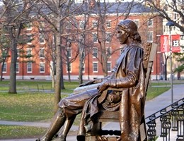 statua-john-harvard