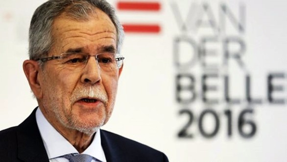 L'Austria stoppa l'ultradestra di Hofer, il nuovo presidente è l'ecologista Van Der Bellen. Mattarella gli scrive